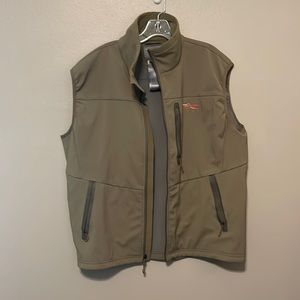 Men’s tan out wear vest